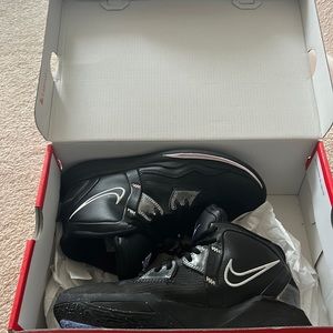 Kyrie infinity (GS) basketball shoe, size 6.5